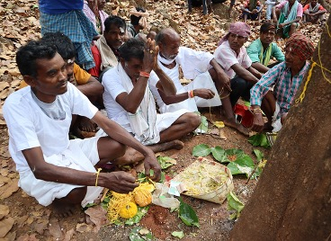 चित्र २. वर्तमान में असुर समुदाय (सरना धार्मिक स्थल पर सरहुल पूजा, गांव-जोभीपाट, नेतरहाट, झारखंड) फोटो- वन्दना टेटे, 17 मई, 2019.