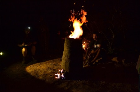 चित्र  2. लोहा गलाने के लिए जलाई गई भठ्ठी (फोटो: विजय गुप्ता, सखुआपानी, नेतरहाट, 21 जून 2013)