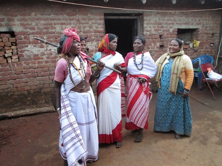 चित्र ३. सखुआपानी गांव, नेतरहाट की असुर औरतें पारंपरिक नृत्य के दौरान. फोटो: वंदना टेटे, 25 सितम्बर, 2019.