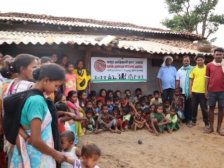 चित्र  3. असुर भाषा-संस्कृति और लौहकला ज्ञान को संरक्षित करने के लिए सामुदायिक संगठन ‘असुर आदिवासी ज्ञान अखड़ा’ की स्थापना (25 मई, 2019) के अवसर की तस्वीर (फोटो: वंदना टेटे, जोभीपाट, नेतरहाट, 25 मई 2019)