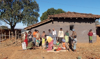चित्र ४. सखुआपानी, नेतरहाट के असुर समुदाय लौहकला की तैयारी करते हुए, फ़ोटो: वन्दना टेटे, मई, 2019.