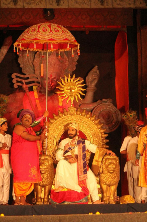 Fig. 4: Shivaji on the throne after coronation with the large- than-life statue of Goddess Bhavani hovering above throughout the play (Photo courtesy: Aishwarya Walvekar)