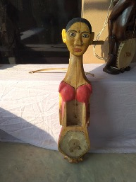 ढोडरो बानाम: कलाकार-सहदेव किस्कु (फोटोः घोसालडांगा बिष्णुबाटी आदिबासी ट्रस्ट संग्रहालय, बीरभूम, प. बंगाल, 17 अक्टूबर 2019)