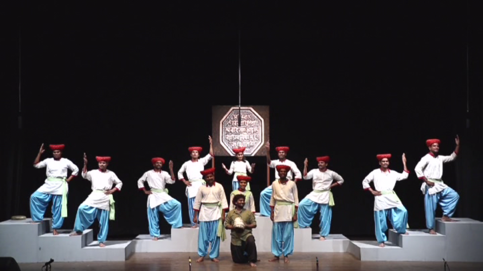 Fig. 4: A performance in Shivaji Underground in Bhimnagar Mohalla, where the Yama offers the turban to the audience and the chorus sings in the powada style (Courtesy: Aishwarya Walvekar)