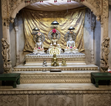 Fig. 5: Jina altarpiece, Sawonliya Pareshnath temple, Azimganj. (Courtesy: Mrinalini Sil)