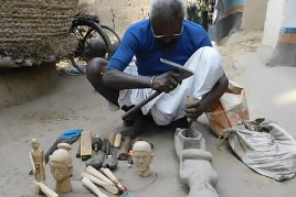 बानाम बनाते कलाकार सोम मुर्मू: (फोटोः दीपक उरांव, बेकाज, बोलपुर, प. बंगाल, 25 जनवरी 2017)