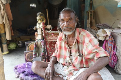 डोमन मुर्मू: पारंपरिक बानाम कलाकार (फोटोः रंजीत उरांव, महानंदपुर, उत्तरी दिनाजपुर, प. बंगाल, 24 जनवरी 2017)