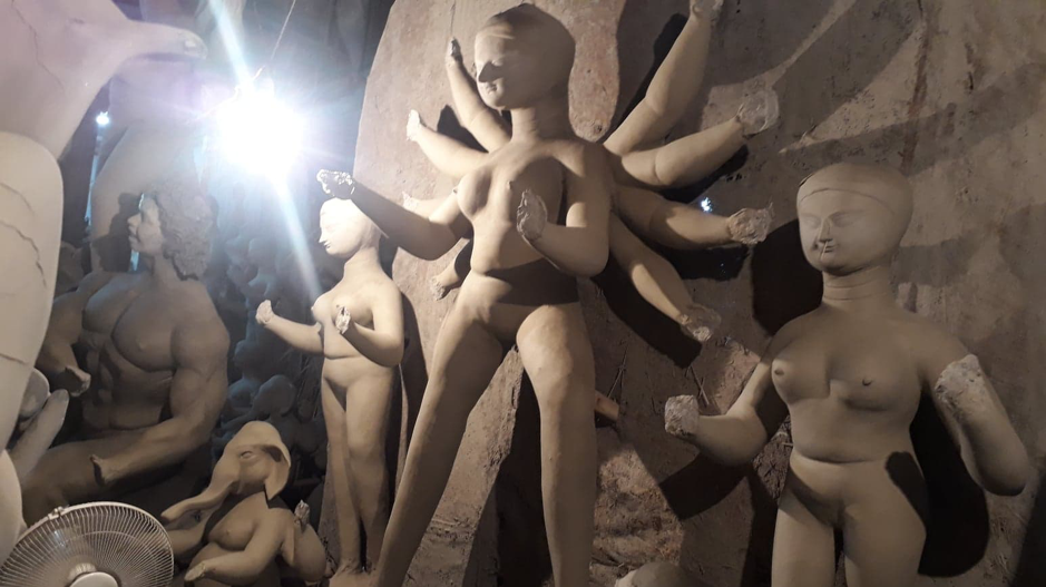 Fig. 8: Idols lined up on the lanes of Kumartuli. (Courtesy: Aaheli Sen)