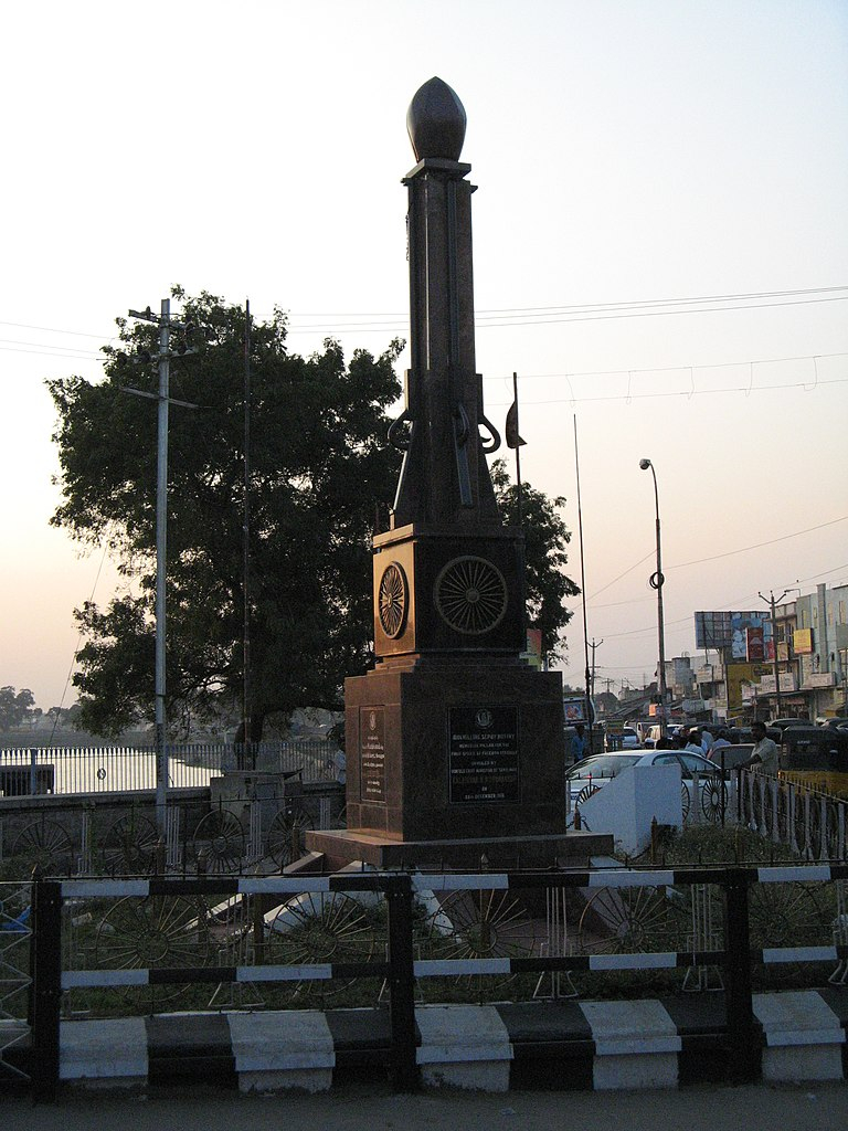 Pillar at Hazrath Makkaan Junction commemorating the Vellore sepoy Mutiny, Courtesy: Wikimedia Commons