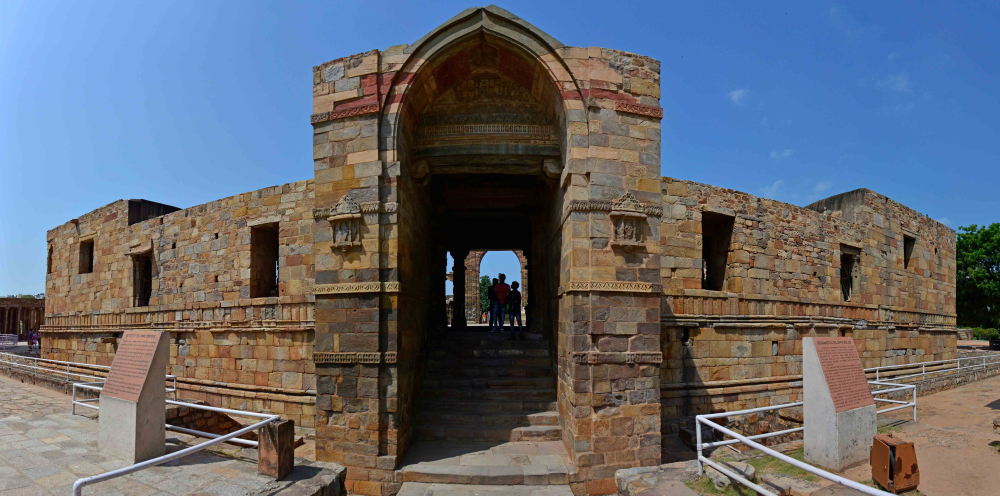 Gateway to the Quwwat-ul-Islam mosque, Ayan Sahapedia