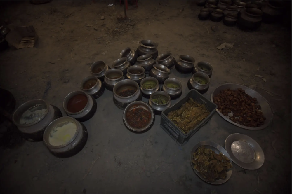 Wazwan prepared in traditional daigs. (Picture Credits: Syed Muneeb Masoodi)