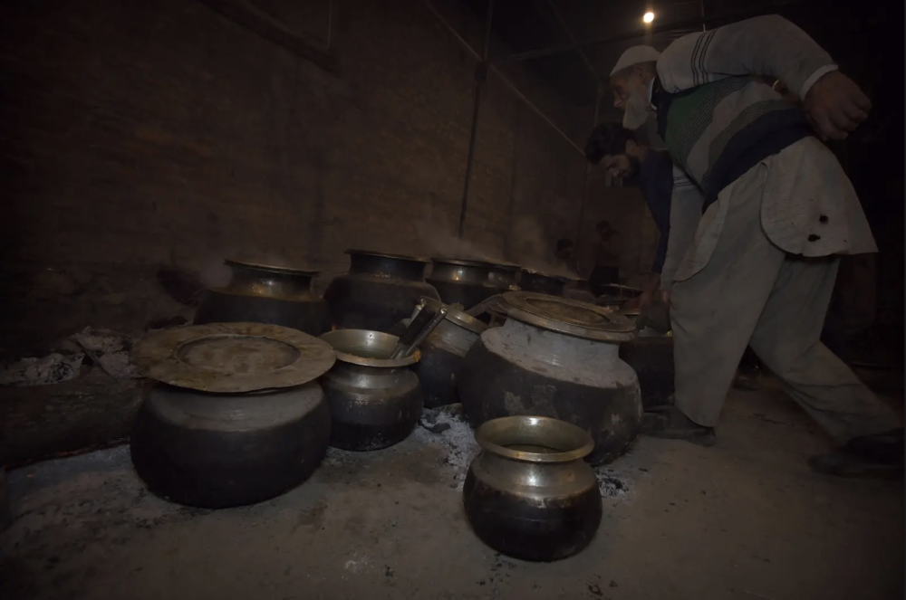 Wazwan being prepared in traditional daigs. (Picture Credits: Syed Muneeb Masoodi)