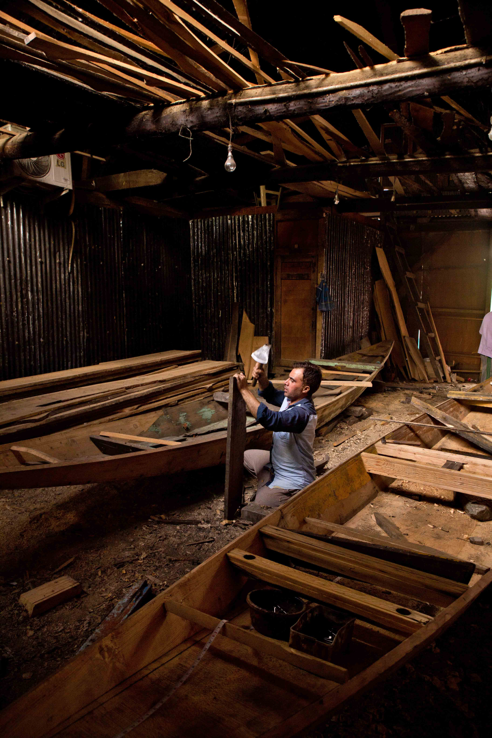 Craftsman crafting a shikara