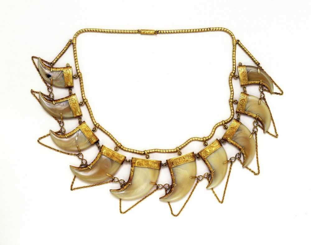 Sher-nakh-jantr, amulet claw of a tiger, male jewellery, rajasthan, Photo: Victoria and Albert Museum, London