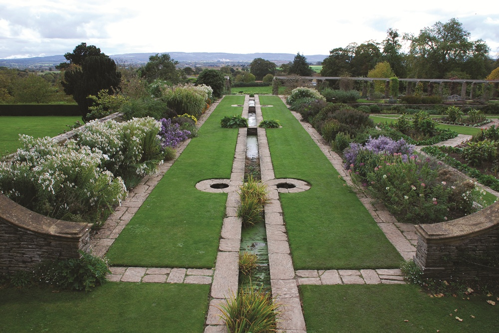 The Water Garden at Hestercombe by the Charbagh, Rashtrapati Bhavan. Photo via Wikimedia Commons