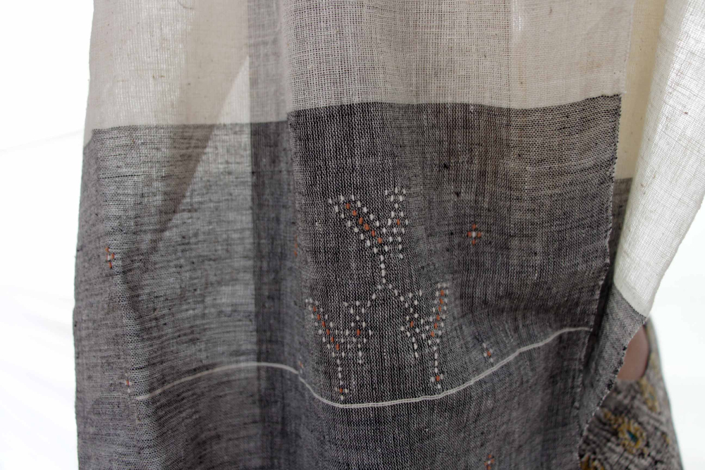 Thangaliya done on kaala-cotton, a specialty of Adhoi village. Kaala-cotton is a greyish black naturally coloured cloth made of organically grown indigenous cotton. The motif one sees here is of three peacocks.