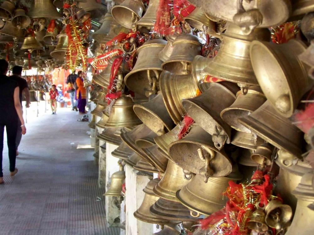 When the prayer petition is fulfilled, the grateful devotee ties a promised bell to one of the various bars around the temple. The bells hang in profusion, a testimony to the many prayers said to have been fulfilled by Goludev.