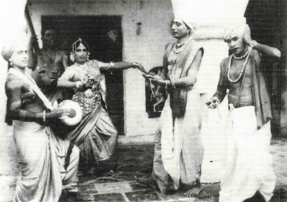 Fig.1 Nattuva Mela is a solo dance performed by women, and the nattuvangam (cymbals played for rhythmic support) is generally played by men.