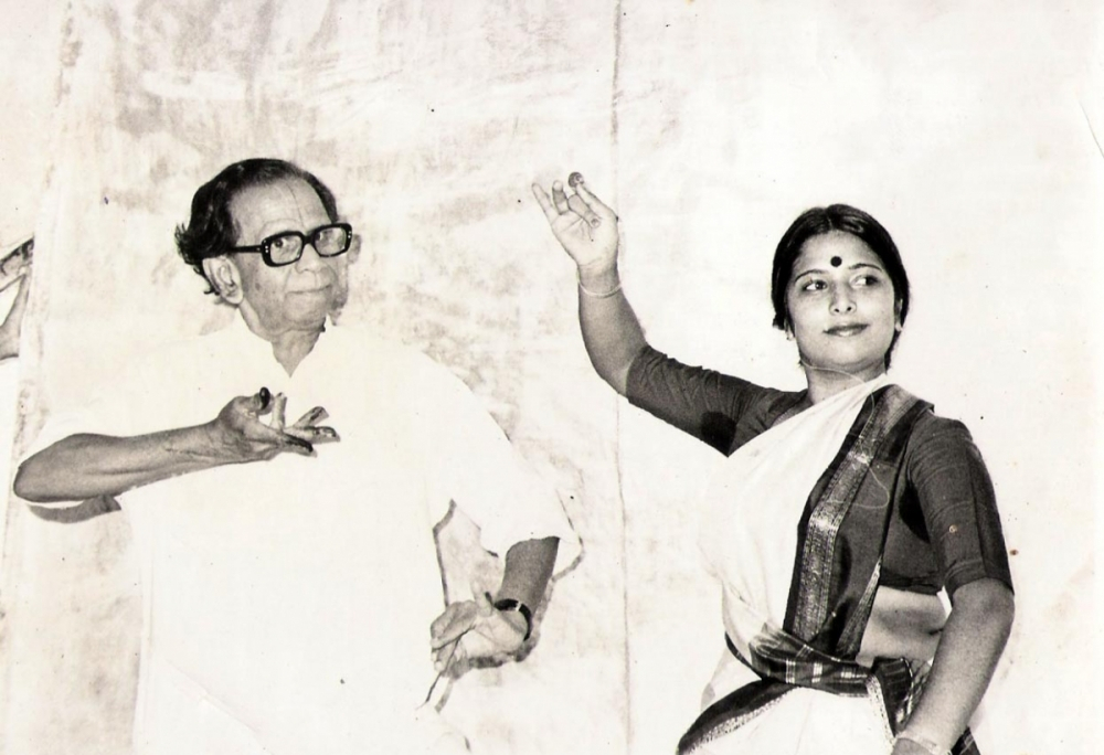 Fig. 5 Guru C.R Acharyulu is known for having composed numerous solo performances in Kuchipudi. The image shows Veena Murthy Vijay (R) with Guru C.R Acharyulu (L).