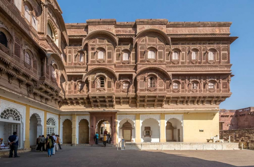 Fig. 5 The image shows Sringar chowki and the coronation throne. The upper sections are called the jhanki mahal constructed for the queens to witness the ceremonies in the courtyards below.