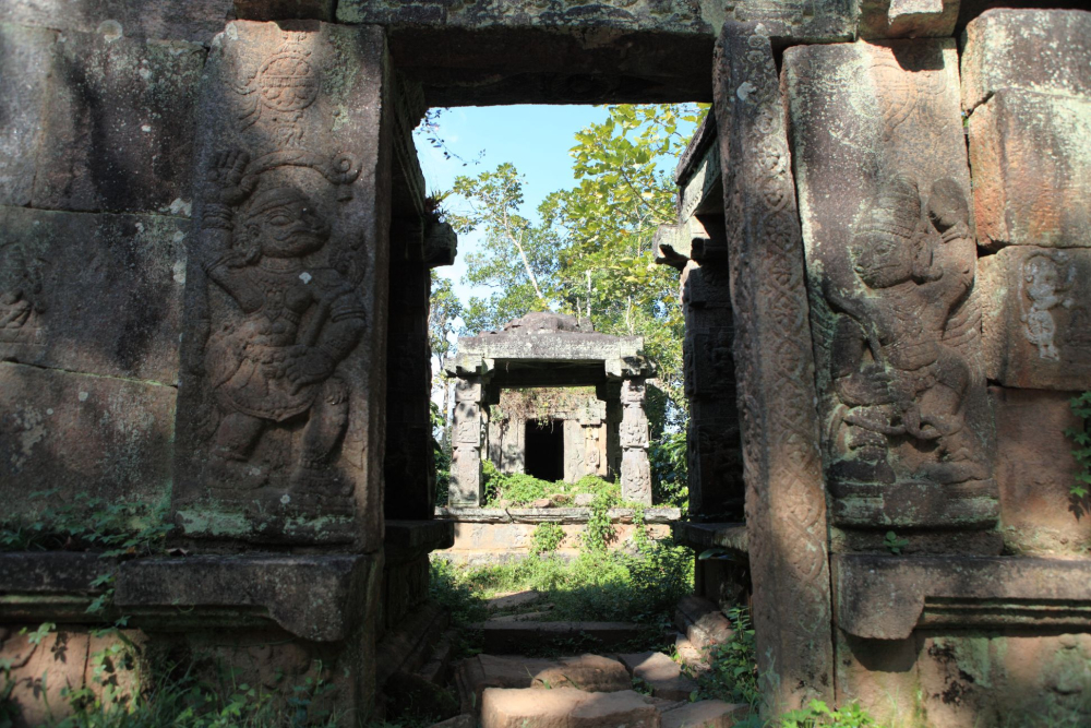 Outer wall of the Jain temple at Punchavayal. Both sides of the entrance are carved with doorkeepers, a common feature in Jain temples. Here, Hanuman and Garuda are represented as doorkeepers or dwarapalas of the temple complex. The left part of the outer wall has collapsed. Photo courtesy: A. Mohammed