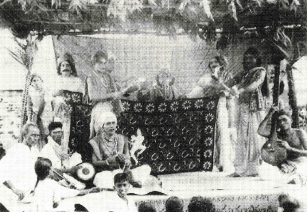 Fig. 6 Taken from the Yakshagana and Bhagavata traditions, solo performances always begin with the Purvaranga vidhi