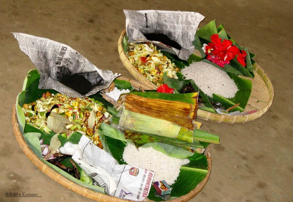 Fig.11 Preparations for the feeding rite of saroi khangba. Shrine of Ima Khunthok-hanbi, Thangmeiband, Imphal 2008 (Courtesy: ©Rekha Konsam).