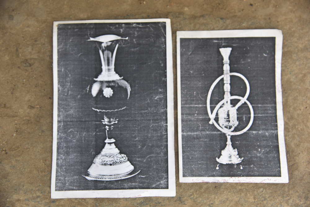 Figure 4. ഹുക്കനിര്‍മ്മാണ പ്രവര്‍ത്തനത്തില്‍ ഏര്‍പ്പെട്ടിരിക്കുന്ന ഇന്നത്തെ തൊഴിലാളി. (കടപ്പാട് നന്ദുരാജ്)