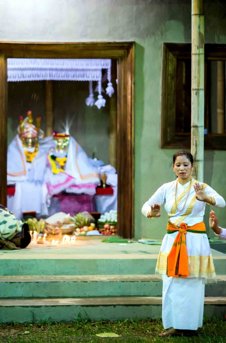 Fig.5 A maibi dances in front of the shrine where the sacred images of the deities are seated. Shrine of Marongkhong Chindrensana Pakhangba, Govt. Dance College (Nartanalaya), Imphal 2017 (Courtesy: ©Soibam Pritam Singh).