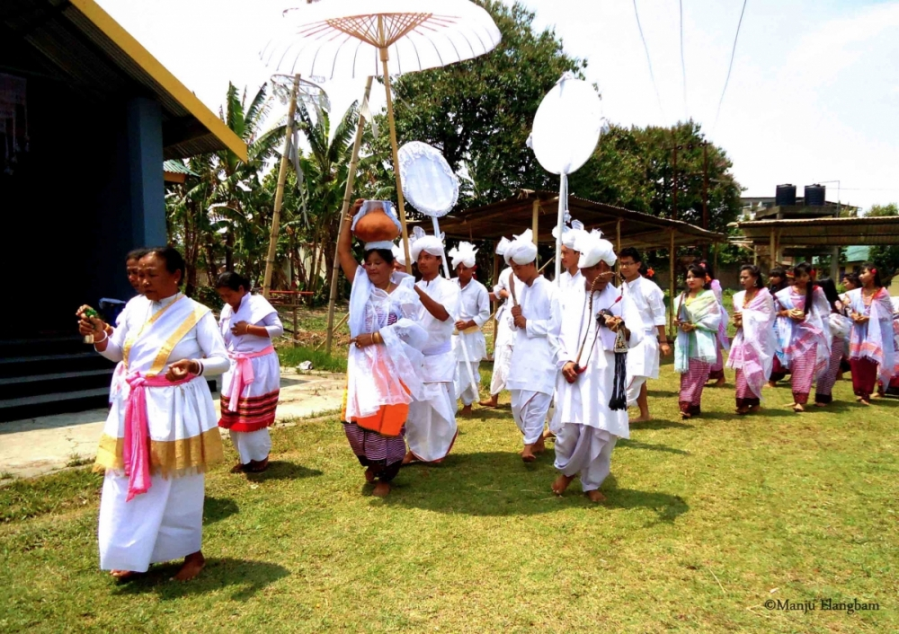 Fig. 7 An eekouba procession heading back to the shrine after the invocation at the water body. JNMDA, Imphal, 2015 (Courtesy: ©Manju Elangbam).