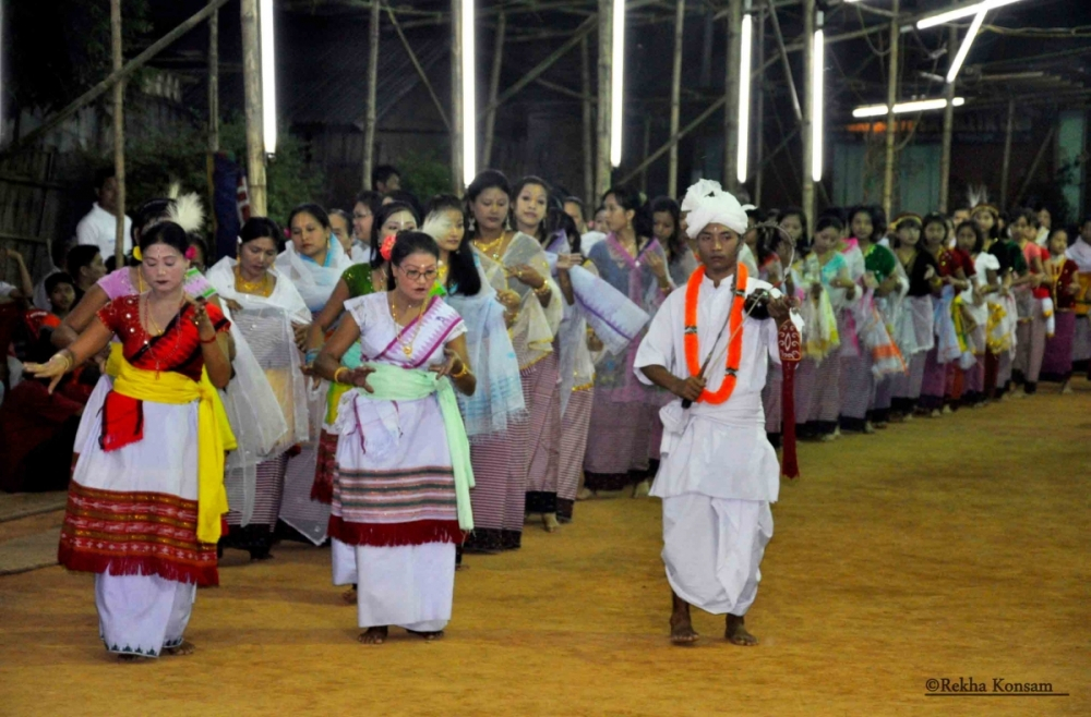 Fig. 8 Thougal jagoi which precedes the laibou rituals are led by maibis accompanied by the pena player with the participants following behind. Shrine of Chingjel Naril Panganba, Keishamthong, Imphal 2010 (Courtesy: ©Rekha Konsam).