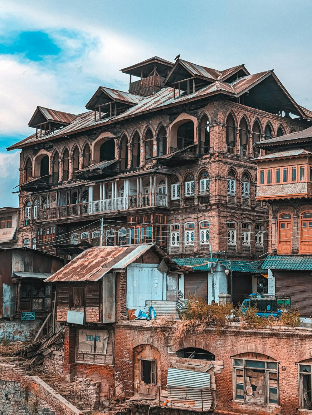Traditional wooden building in Shehr-e-Khas. (Picture Credits: Umar Andrabi/Pexels)