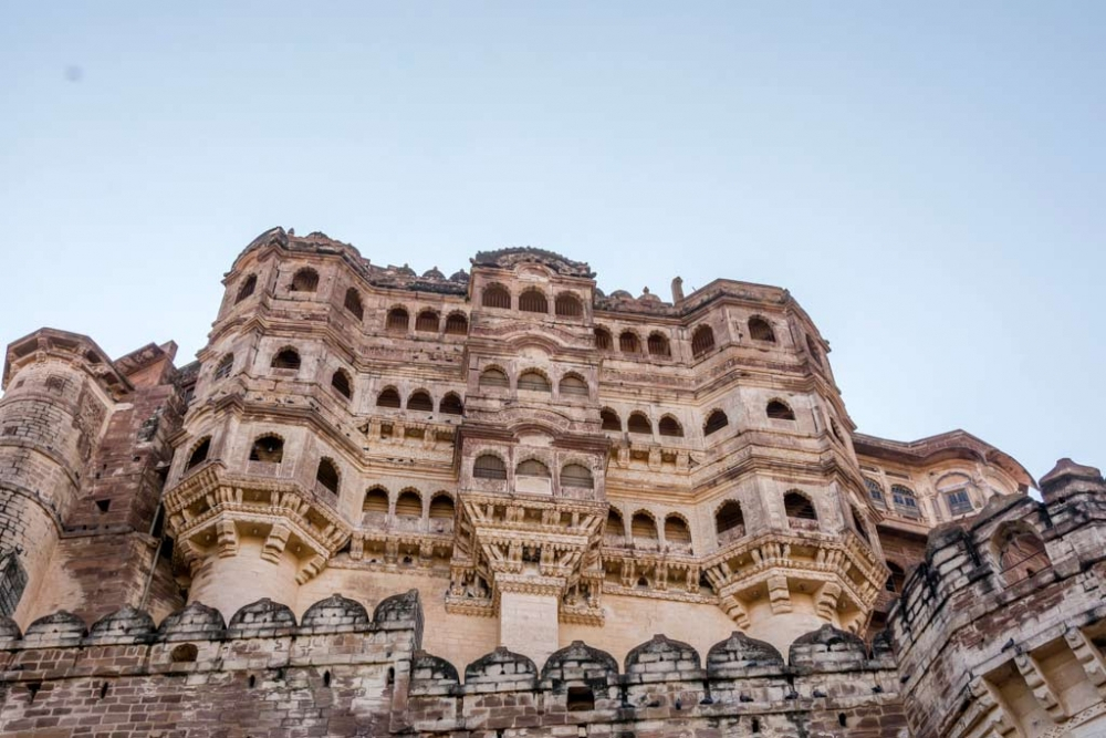 Fig. 1 Facade of the palaces inside the fort with galleries and windows projecting from the wall