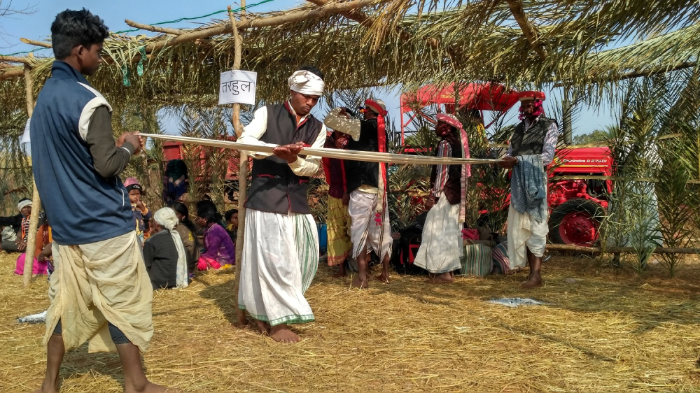 Preparing turban for the Vhelik before Kolang