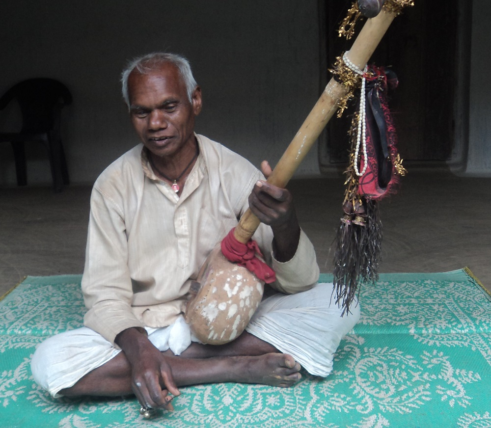 A singer singing Mahua songs