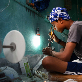 A conch cutter making conch bangles at a workshop in Bagbazar, Kolkata. (Courtesy: Indranil Bhoumik)