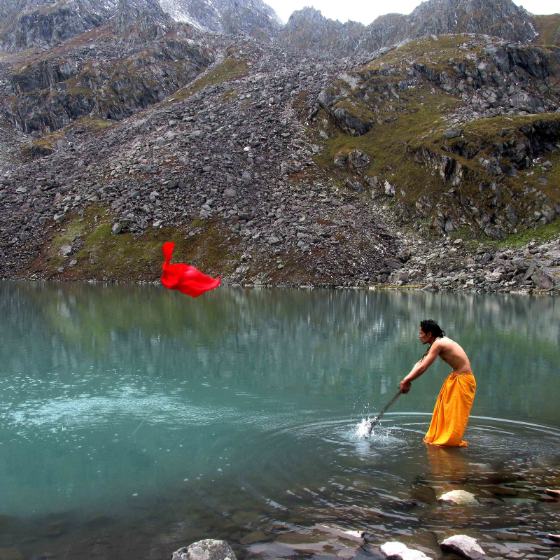 नंदीकुण्ड में शक्ति प्रदर्शन करता हुआ ‘पश्वा’ अर्थात् लोक देवी नन्दा का प्रतिनिधि (सौजन्य: रघुवीर सिंह एवं लक्ष्मण सिंह सनवाल)