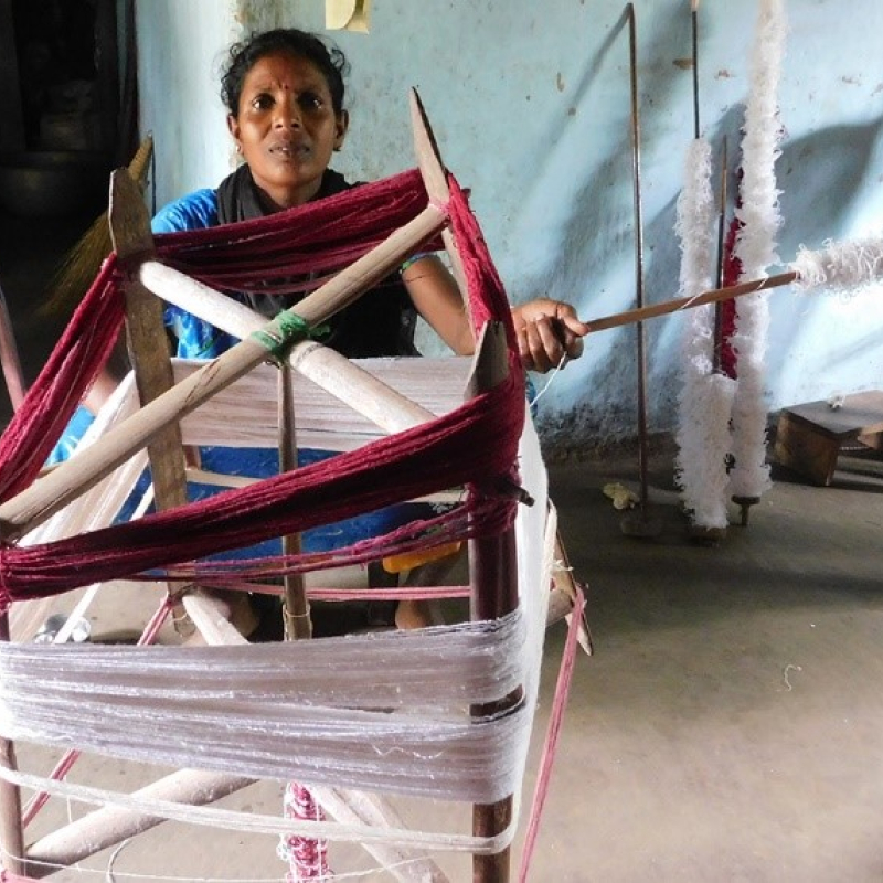 भरना-यह ‘पांच खड़ी और चार पड़ी’ लकड़ियों बना चौकोर और घूमने वाला औजार है जिसमें घागा को तसरने से पहले लपेटकर सोझियाया जाता है |( सौजन्य: सरोज केरकेट्टा)